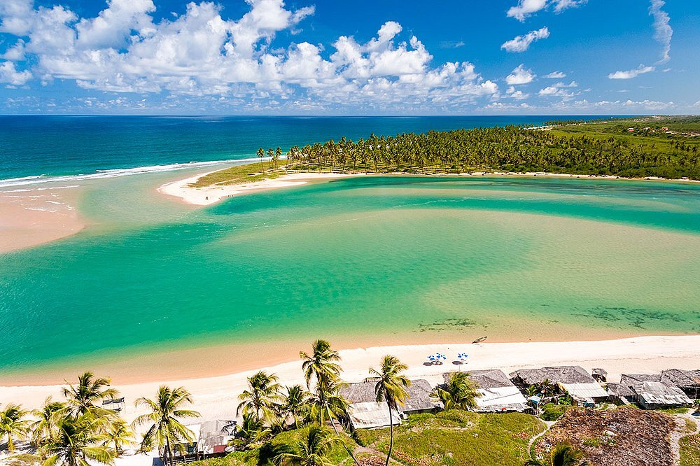 Barra do Jacuípe reúne rio, mar e tranquilidade