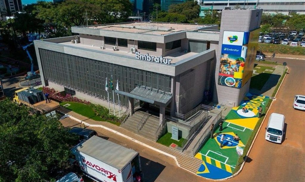 Embratur abre processo seletivo para cadastro reserva com salários de até R$ 9 mil
